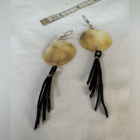 Minimalist mother of pearl shell dangle earrings - Picture 6 of 6